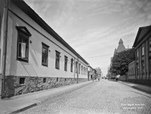 Katunäkymä osoitteesta Fredrikinkatu 30 ja toisesta kodista.