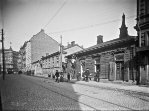 Katunäkymä osoitteesta Iso-Roobertinkatu 6 ja ensimmäisestä kodista.